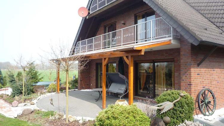 Terrassenüberdachung mit Balkon – Referenz der Zimmerei Korsmeier